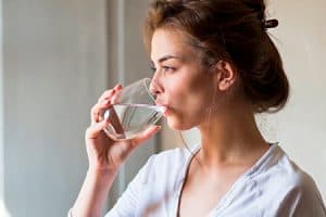 Bebe agua para mantener tu boca limpia