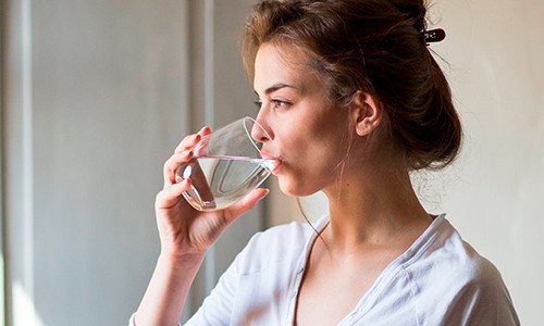 Beneficios de beber agua para la salud bucodental – Clínica DentalMEP