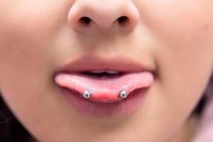 Tipos de piercing en la lengua