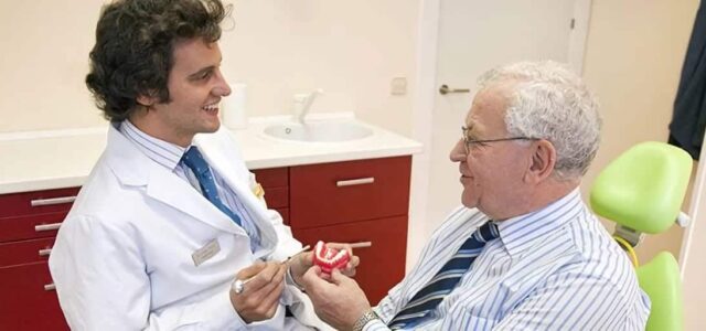 Importancia de ir al dentista para ancianos Anciano en el dentista