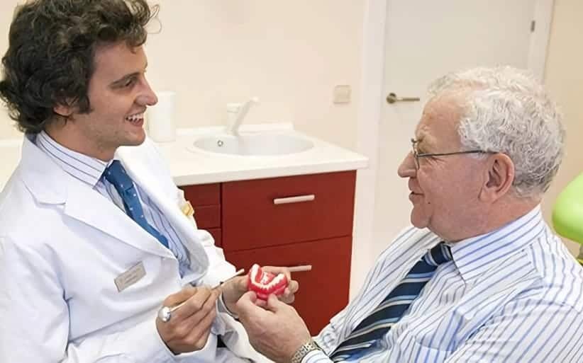 Importancia de ir al dentista para ancianos Anciano en el dentista