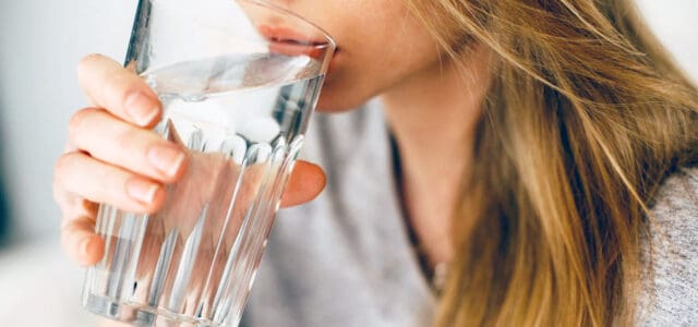 Beber agua para evitar la inflamación de encías
