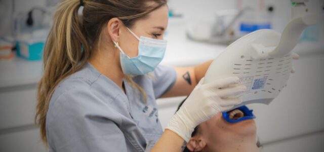 Blanqueamiento dental con lámpara de luz láser Blanqueamiento dental con luz