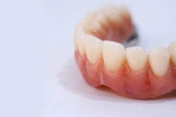 Dentaduras postizas. Trucos para usar polvos adhesivos 