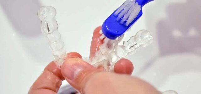Cómo limpiar las férulas Invisalign Cómo limpiar Invisalign