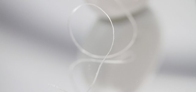 Uso de hilo dental en la limpieza dental profesional