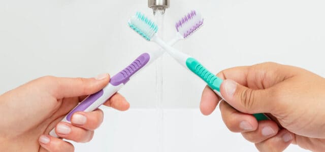 Limpiar el cepillo de dientes