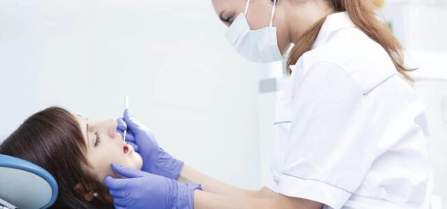 Diabetes y boca seca Mujer en el dentista