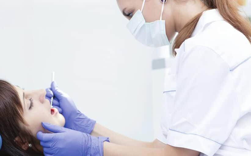 Mujer en el dentista