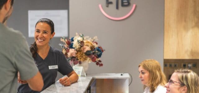 Especialista explica las diferencias entre carillas dentales y fundas