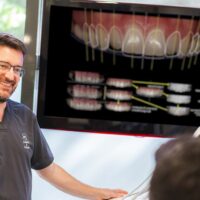 Aparece un Doctor explicando un diseño de sonrisa a paciente