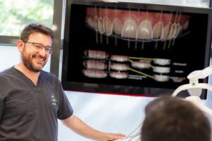 Aparece un Doctor explicando un diseño de sonrisa a paciente