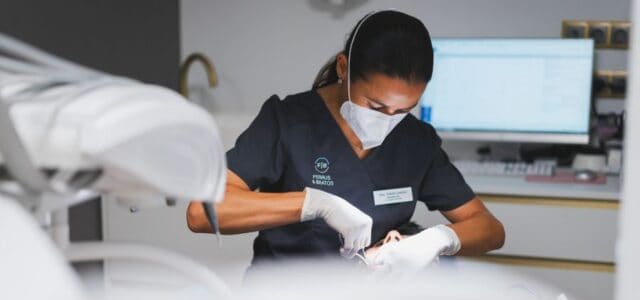 Los brackets invisibles ofrecen discreción y eficacia Ortodoncista lleva a cabo tratamiento de brackets invisibles en Madrid en la Clínica Dental Ferrus & Bratos