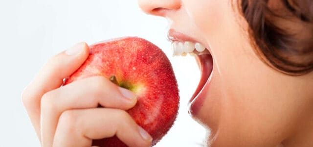 Mujer comiendo una manzada