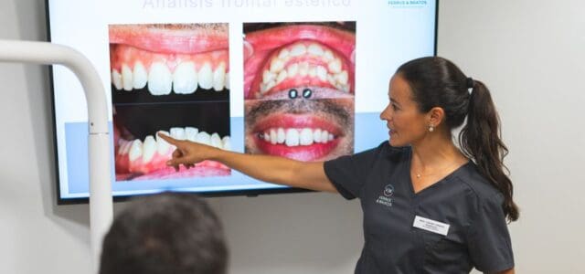 Aparece una doctora haciendo la evaluación inicial del diseño de sonrisa