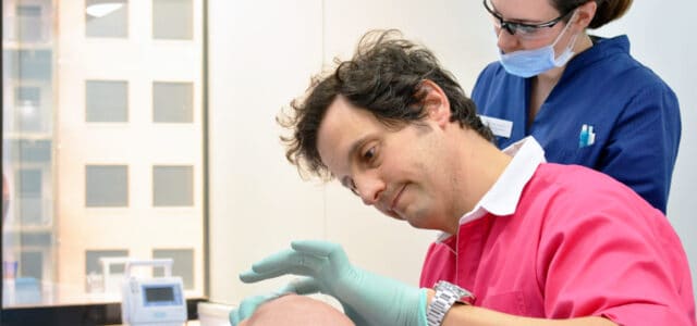 Experto en implantes y prótesis dentales