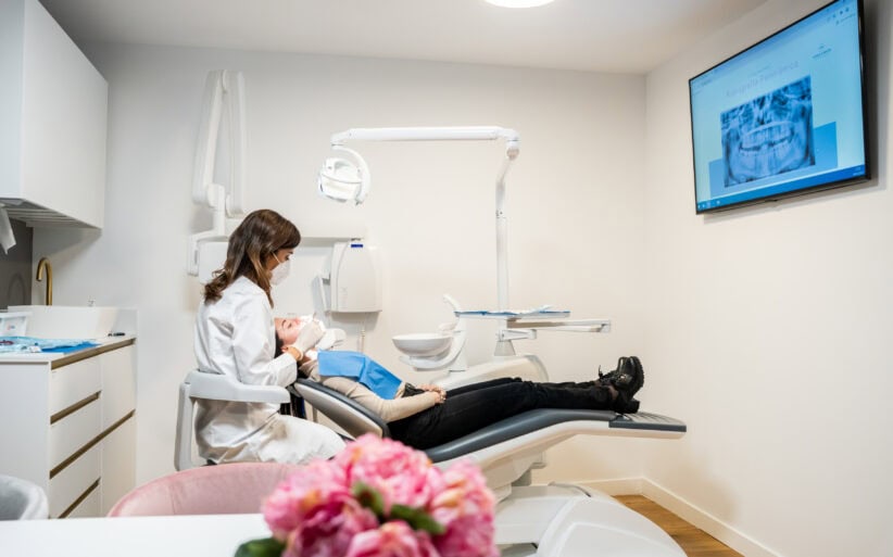 ferrus and bratos-60 Doctora Ortodoncista en cabina con un paciente de microtornillos de ortodoncia