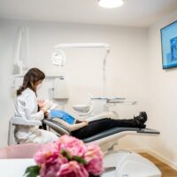 Doctora Ortodoncista en cabina con un paciente de microtornillos de ortodoncia