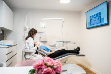 Doctora Ortodoncista en cabina con un paciente de microtornillos de ortodoncia