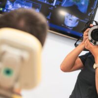 Especialista en estética dental toma una foto a un paciente de carillas dentales