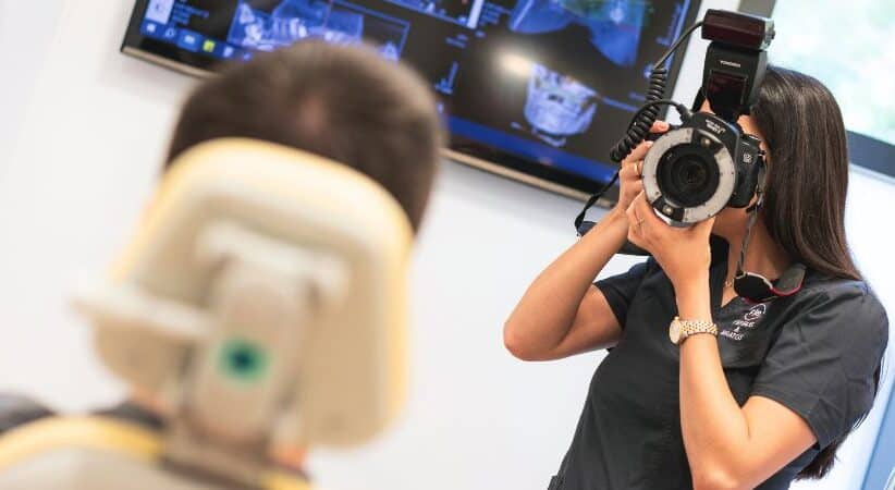 Registro fotográfico previo a la colocación de carillas de porcelana Especialista en estética dental toma una foto a un paciente de carillas dentales
