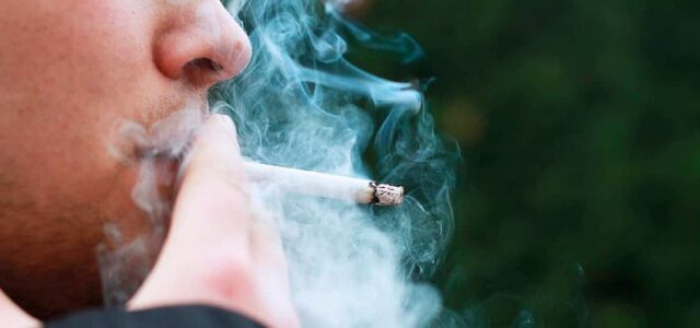 Hombre fumando Humo del tabaco