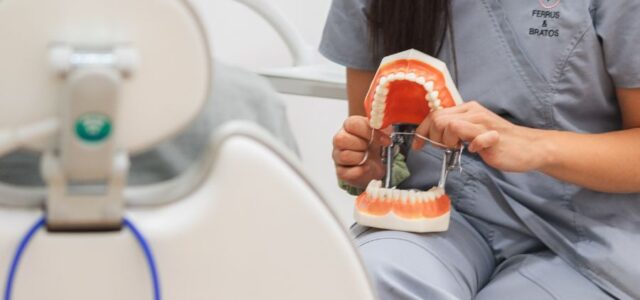 Es improtante usar el hilo dental para evitar encías retraidas