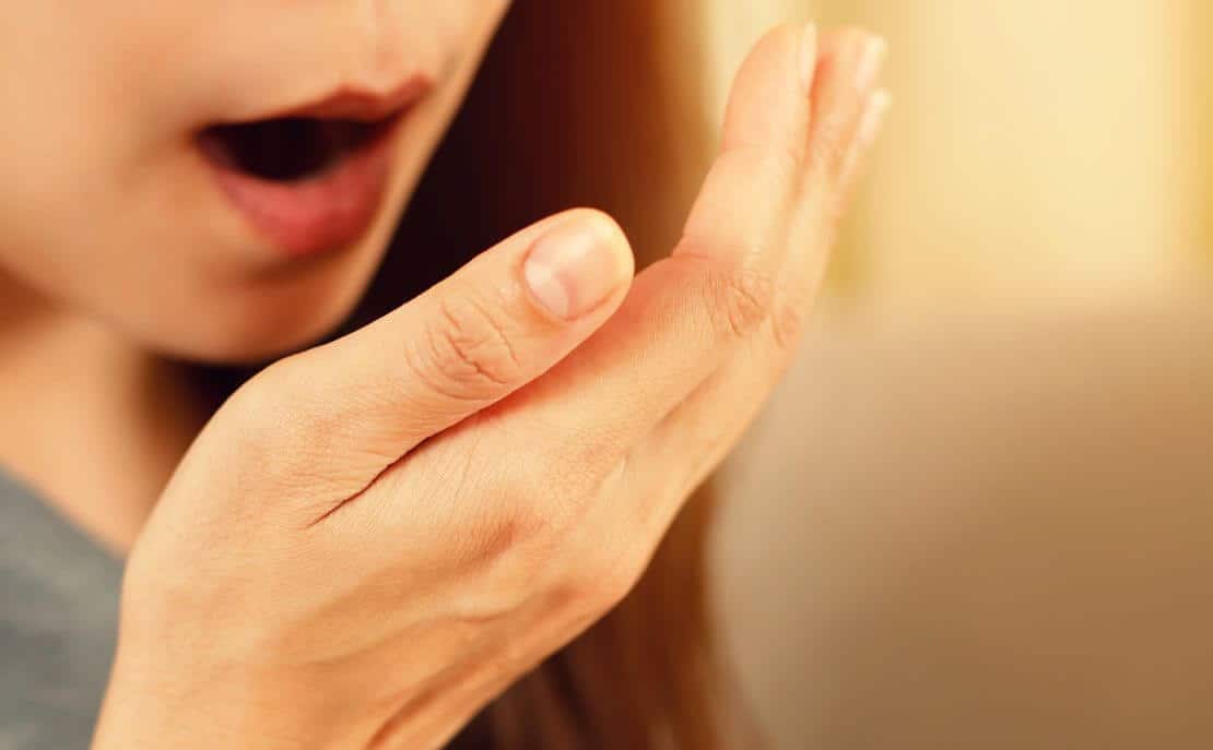 Qué causa el mal aliento y cómo quitarlo de la boca?