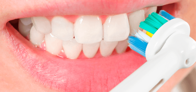 El cepillo de dientes eléctrico tiene un cabezal redondo