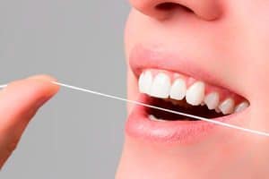 Limpieza con seda interdental