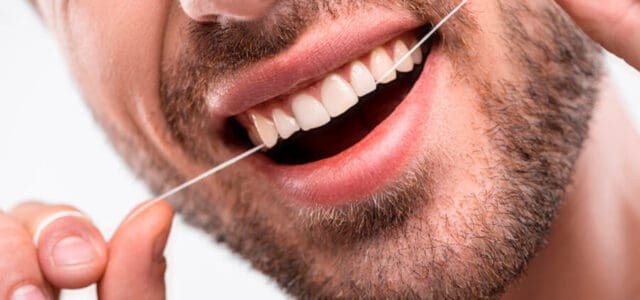 Hilo dental Seda dental después de lavarse los dientes