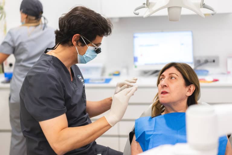 Doctor con paciente explicando un diseño de sonrisa