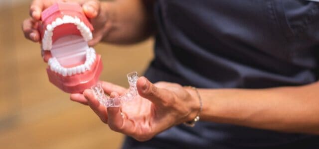 La ortodoncia invisible en la Clínica Dental de Ferrus & Bratos de Madrid Muestra de férulas transparentes para una ortodoncia invisible