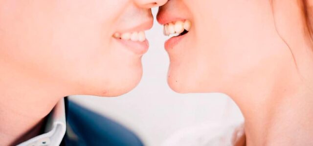 Las caries se contagian al besar Las caries se pegan