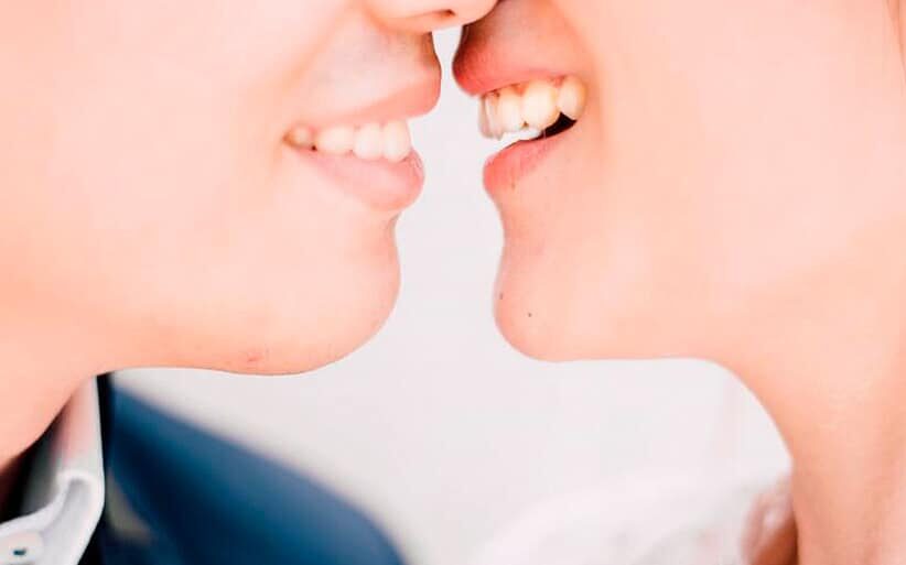 Las caries se contagian al besar Las caries se pegan