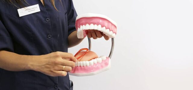 Cómo limpiar la lengua Raspador lingual