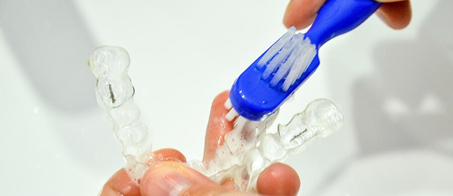 Limpiar Invisalign: Trucos con Bicarbonato para una Sonrisa Perfecta
