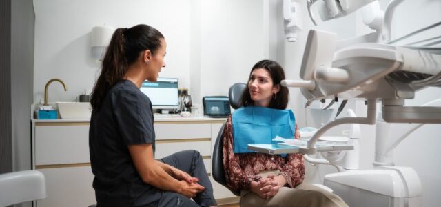 Aparece una doctora enseñando a una paciente a limpiar implantes dentales