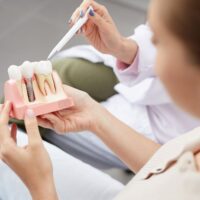 Lo que no te cuentan de los implantes dentales. Aparece una odontóloga explicando los implantes dentales.