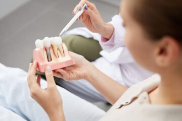 Lo que no te cuentan de los implantes dentales. Aparece una odontóloga explicando los implantes dentales.