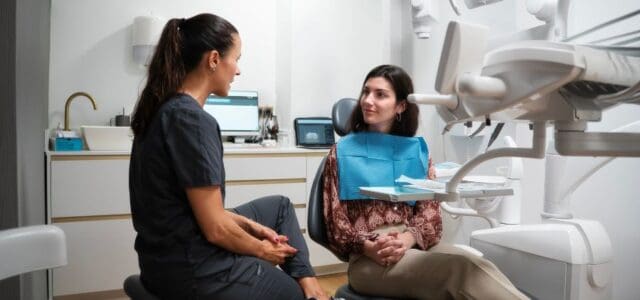 Aparece una doctora de ortodoncia invisible con su paciente en la mejor clínica de Madrid