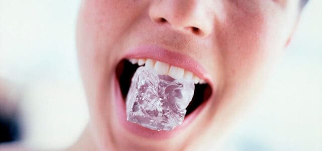Morder hielo es malo para los dientes