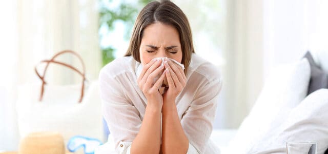 Mujer con sinusitis