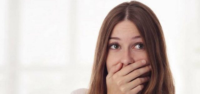 Solución para personas con dientes montados Cómo corregir los dientes montados