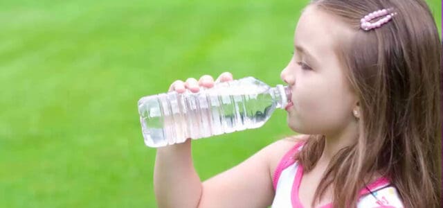 Niña bebiendo agua