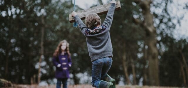 Niños jugando en el parque