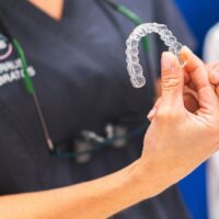 Doctora de ortodoncia sosteniendo una férula de invisalign Madrid