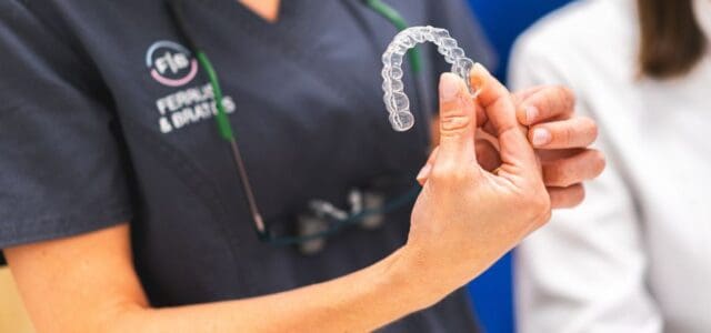 Doctora de ortodoncia sosteniendo una férula de invisalign Madrid