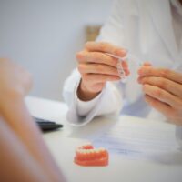 Doctor enseña el sistema de ortodoncia Invisalign, los brackets invisibles