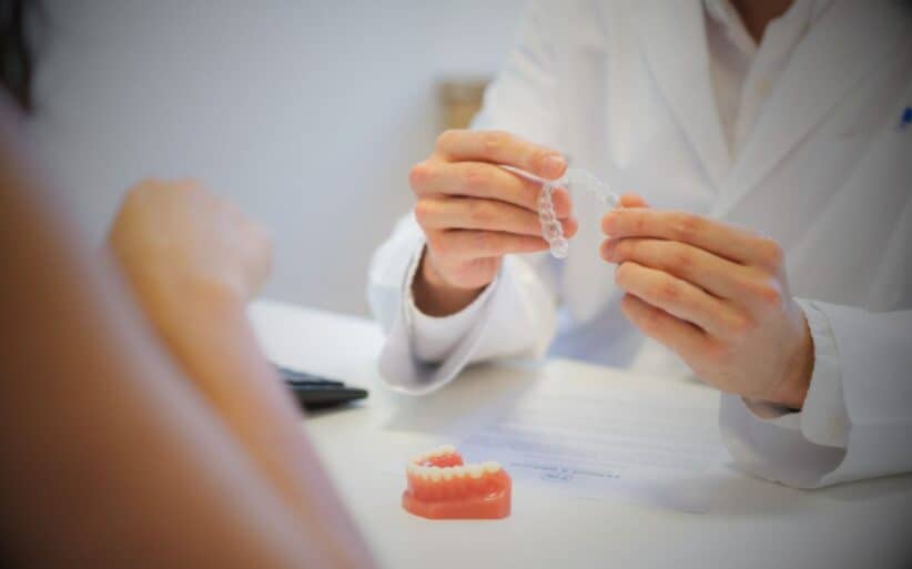 Invisalign un sistema de brackets invisibles cómodo en la clínica Dental Ferrus & Bratos de Madrid Doctor enseña el sistema de ortodoncia Invisalign, los brackets invisibles